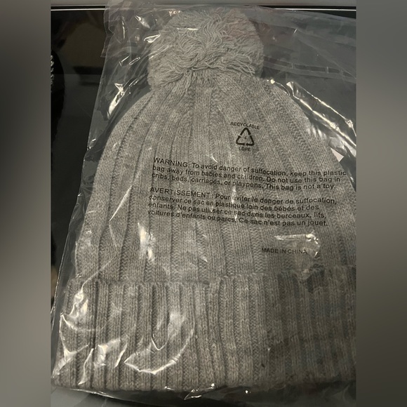 Michael Kors | Beanie With Pom - Picture 7 of 8